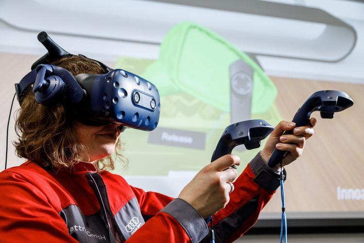 ChrisBoitiaux's tweet image. Aiming to digitize its #SupplyChain, @Audi explores “Smart Logistics“ solutions. Currently, workers test digital shelf labeling and self-driving shuttles transport parts to manufacturing lines. More about the advantages of digitalization. #SmartFactor httpslink.com/c24f9560214