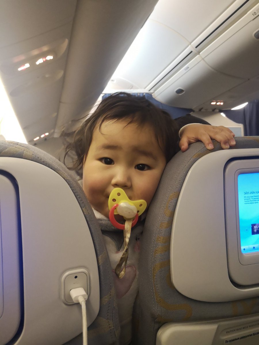 Тусгай чиг үүргийн онгоцоор нэг ийм нөхөд л дүүрэн ирлээ... Хөөрхөн гэдэг нь🥰
Тоглоно л гэнэ❤️