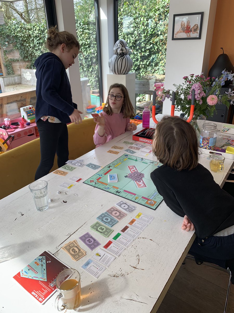 Thuis onderwijs is begonnen. Economie, wiskunde en vastgoedmanagement in een. O ja. En leren met teleurstellingen omgaan omdat pa alle straten opkoopt.