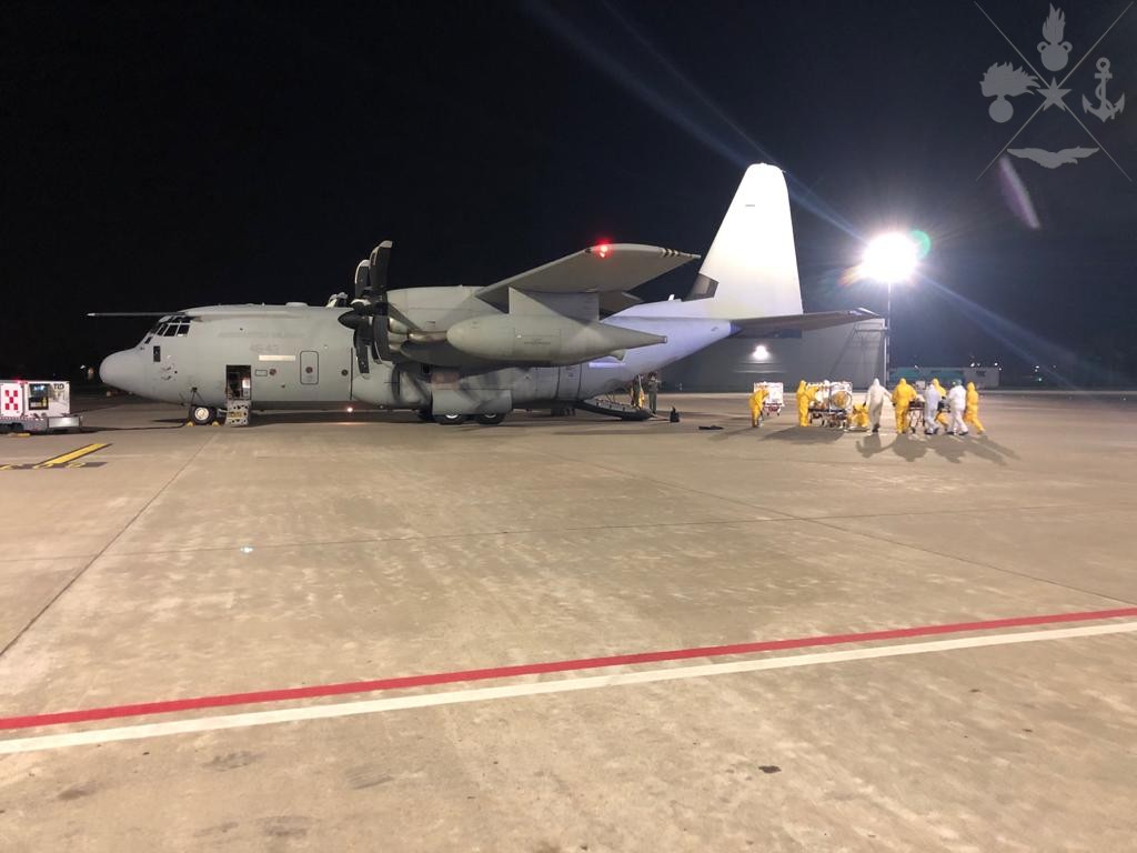 SM_Difesa's tweet photo. #ForzeArmate 🇮🇹 per emergenza #COVID19italia  
@ItalianAirForce : stanotte un C130J ha trasferito in biocontenimento 2 pazienti da Bergamo a Pescara.
Su base aerea Cervia allestito Hub con equipaggi sempre pronti al decollo
#UnaForzaperilPaese
#iorestoacasa #aiutaciadifenderti https://t.co/M5Zn9BSsXL