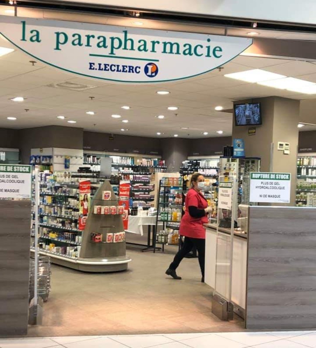 Arthur Dauphin (@art_dauphin) on Twitter photo Dites donc <a href="/Leclerc_MEL/">Michel-Edouard Leclerc</a> <a href="/Leclerc/">E.Leclerc</a> on a pas honte de garder ses Parapharmacies ouvertes malgré le confinement et de surcroît gâcher des masques qui manquent cruellement aux pro de santé et aux patients @MinSoliSante <a href="/Ordre_Pharma/">Ordre national des pharmaciens</a> @fspf_officiel @Syndicat_USPO <a href="/dgccrf/">DGCCRF</a> Dites donc <a href="/Leclerc_MEL/">Michel-Edouard Leclerc</a> <a href="/Leclerc/">E.Leclerc</a> on a pas honte de garder ses Parapharmacies ouvertes malgré le confinement et de surcroît gâcher des masques qui manquent cruellement aux pro de santé et aux patients @MinSoliSante <a href="/Ordre_Pharma/">Ordre national des pharmaciens</a> @fspf_officiel @Syndicat_USPO <a href="/dgccrf/">DGCCRF</a>