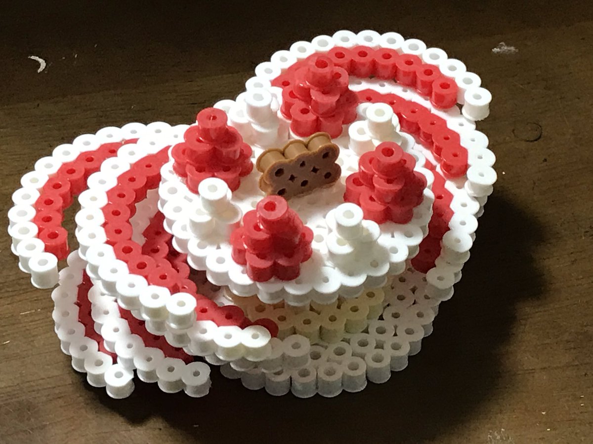 生息条件 島 Auf Twitter お砂糖さん Sugar 12 が アイロンビーズでカップケーキを作っておりますので 真似してホールケーキを作ってみました 実はホールケーキ型のミミックで 近付くと襲いかかってくるというテーマの仕掛け まともにお洒落なものが作れ