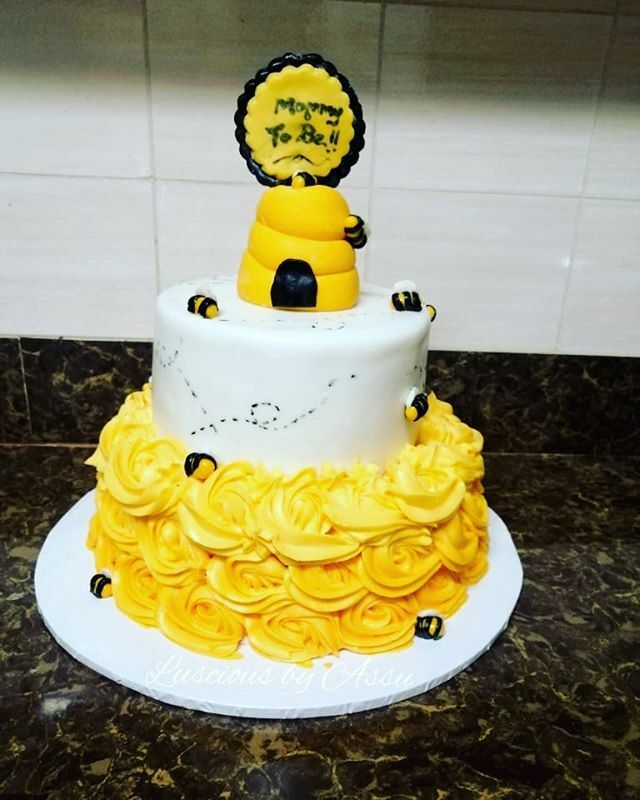 Luscious_KE's tweet photo. Cute Baby shower cake for an awesome client.

Orange cake with chocolate chips plus Swiss Meringue buttercream is such an amazing blend 😊😋 #LusciousKE #cakey #babyshowercake #kenyanbaker #nairobibaker #cakesofinstagram #cakeoftheday #ameyummycollection https://t.co/8LyBssn0cD