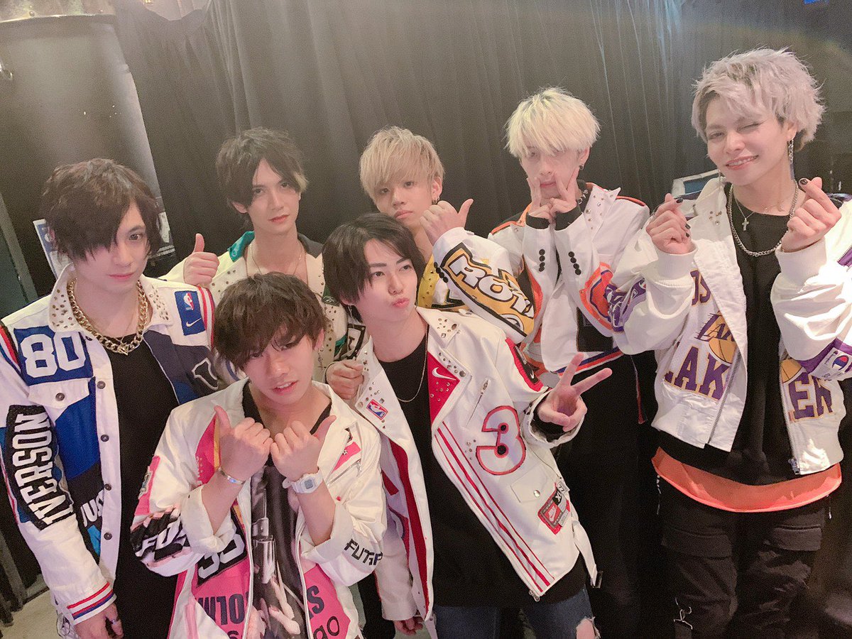 yuuto_thumbnail's tweet photo. 本日VUENOSお越しいただきありがとうございました！
ライブ観てくれた方々ありがとうございます！
褒めてくれた方もいて嬉しかったです！お世辞でも嬉しすぎる😢
また皆さんと会えるのを楽しみにしてます！
そして、明日は六本木モーフさんでライブがあります！
僕たちと一緒に盛り上がりましょう！😉 https://t.co/vVXVyTB2I6