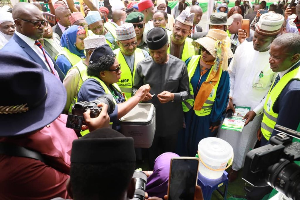 drfaisalshuaib's tweet photo. What an incredible day at Bwari PHC Center where Mr. VP launched the Integrated Medical Outreach Program (IMOP). We are enthused by the massive turnout of National Assembly members and partners. Now the hard work to get vaccines and PHC services to underserved communities begins. https://t.co/tpGJ8PgpC1