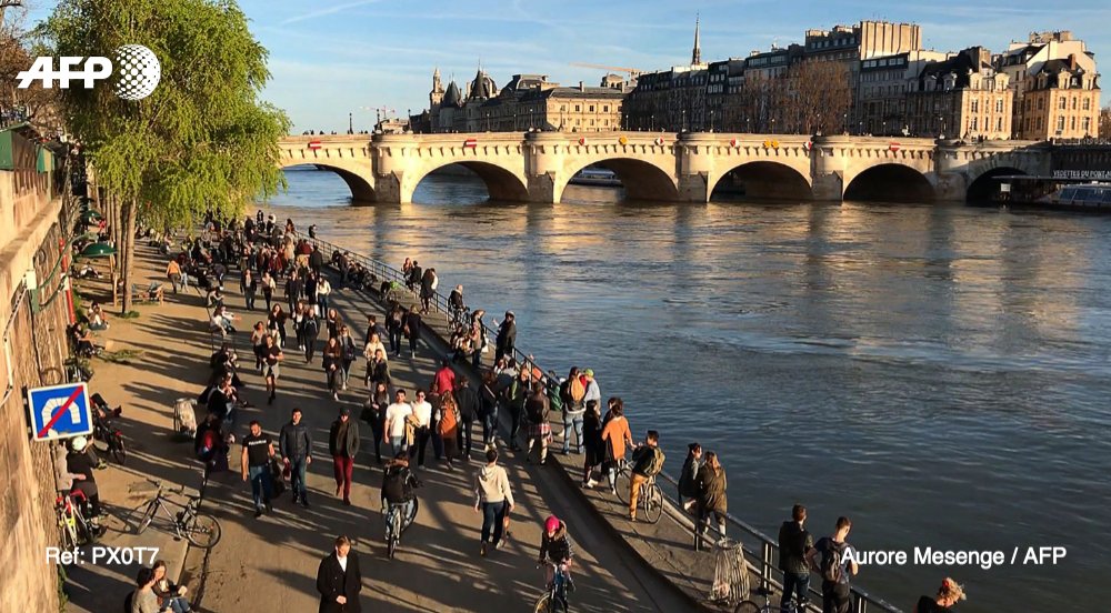 afpfr's tweet photo. Cette décision a été prise après les réactions suscitées par les images montrant de nombreux parisiens massés dans des parcs, squares et berges parisiens pour y prendre le soleil hier #AFP #covid_2019 https://t.co/cvqCc4Zzcz