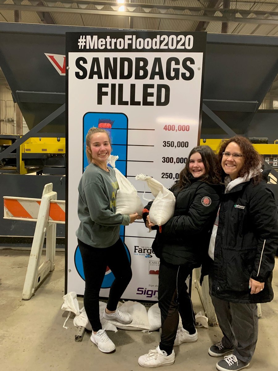 AgCJennie's tweet photo. Preparing for the Spring flood by volunteering with a couple of my girls on Friday. Thanks @AgCountry for allowing employee's to help make a difference in our communities. "Seek opportunities to show you care. The smallest gestures often make the biggest difference."-John Wooden https://t.co/ijqKZIwiM4