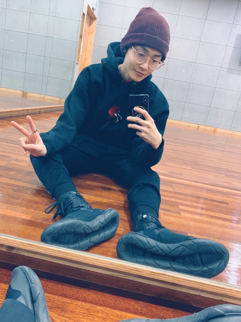 WE_THE_BOYZ's tweet photo. [케빈] Sometimes we feel like forks living in a bowl of soup and that’s ok. The entree awaits! Sleep tight y’all 🤙 오늘도 수고한 더비 잘자요~ ❤️ https://t.co/yBNpA6naRm