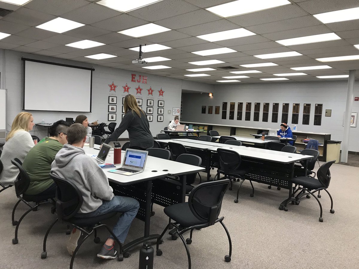 d61edtech's tweet photo. The amazing staff of @DarienSD61 working so hard to provide meaning learning experiences for our students while we are away from each other.  Our students are lucky to have these educators in their corner.  @D61EJH #d61learns #ILSchoolsStepUp #proudtobeapartofD61 https://t.co/89SVb8g5lA
