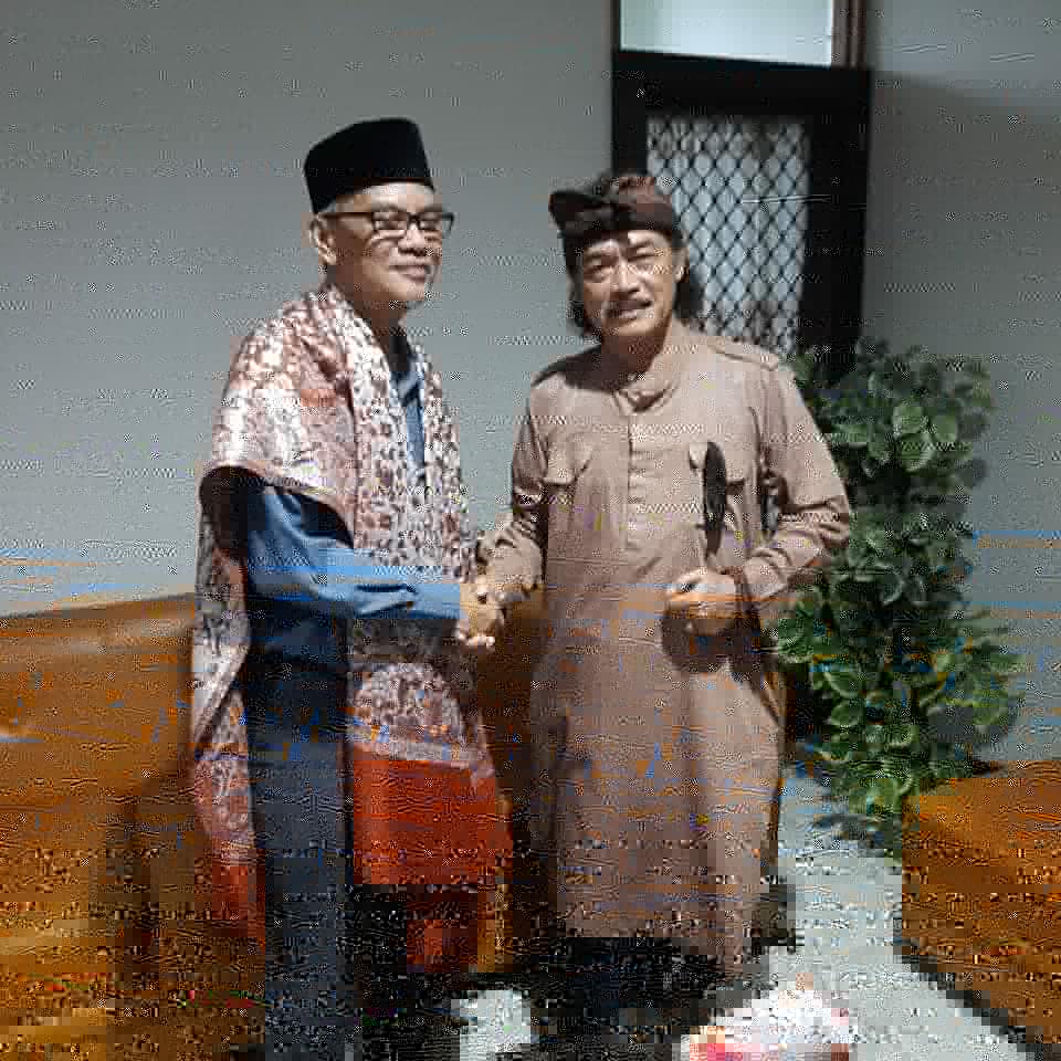 dedensujana's tweet photo. Pertemua Amir Nasional Ahmadiyah dengan Gus Nuril ketua umum ormas Patriot Garuda Nusantara juga ditemani oleh Gus Mis di Markas Pengurus Besar Ahmadiyah di Parung Bagor pertemuan dgn sangat rilex @zuhairimisrawi @KandaliLubis @mtaindonesia https://t.co/I0UNx5Qmg5
