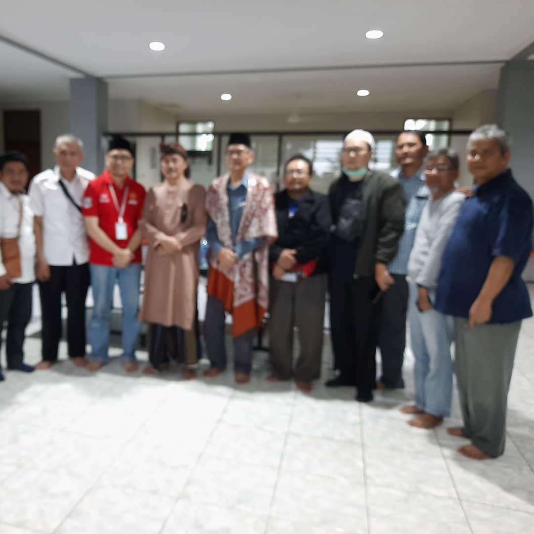 Deden Sujana (@dedensujana) on Twitter photo Pertemua Amir Nasional Ahmadiyah dengan Gus Nuril ketua umum ormas Patriot Garuda Nusantara juga ditemani oleh Gus Mis di Markas Pengurus Besar Ahmadiyah di Parung Bagor pertemuan dgn sangat rilex <a href="/zuhairimisrawi/">Zuhairi Misrawi</a> <a href="/KandaliLubis/">Kandali Achmad Lubis</a> <a href="/mtaindonesia/">MTA Indonesia</a> Pertemua Amir Nasional Ahmadiyah dengan Gus Nuril ketua umum ormas Patriot Garuda Nusantara juga ditemani oleh Gus Mis di Markas Pengurus Besar Ahmadiyah di Parung Bagor pertemuan dgn sangat rilex <a href="/zuhairimisrawi/">Zuhairi Misrawi</a> <a href="/KandaliLubis/">Kandali Achmad Lubis</a> <a href="/mtaindonesia/">MTA Indonesia</a>