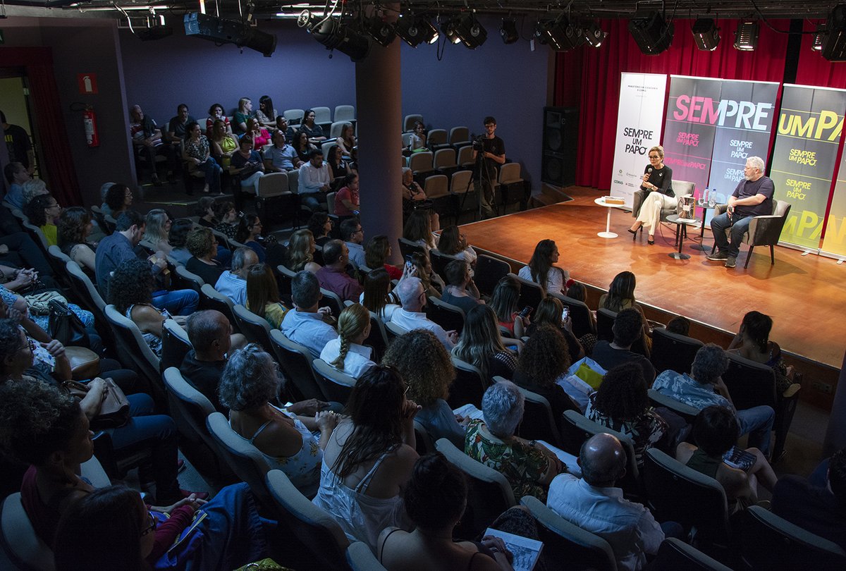 IsabelleAnchiet's tweet photo. #LançamentoBH #imagensdamulhernocidente. 
E foi assim...sala cheia em tempo de corona vírus. Eram 142 pessoas e mais de 100 livros vendidos. E, quando isso acontece, me dou conta que estou sendo uma porta-voz desse trabalho de olhar a história da mulher por um novo ângulo. https://t.co/dF2bZBdMTT