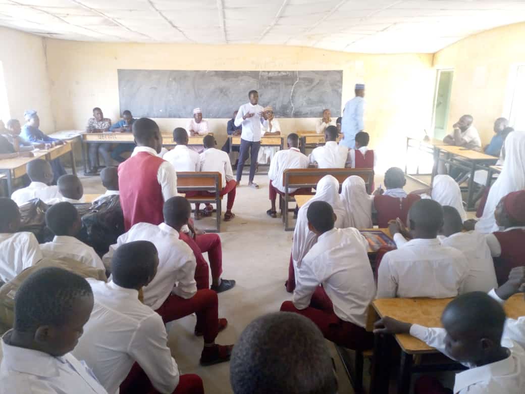 SuaversLead's tweet photo. Last week, #TeamTaraba took it upon themselves to sensitize students on how to stay safe on the #CoronavirusOutbreak #COVID19 kudos to y'all. #GoalOfTheDay #SDG4 @dantsoho_jr @ossap_sdgs @GlblCtznImpact https://t.co/jJhYyz5yUh