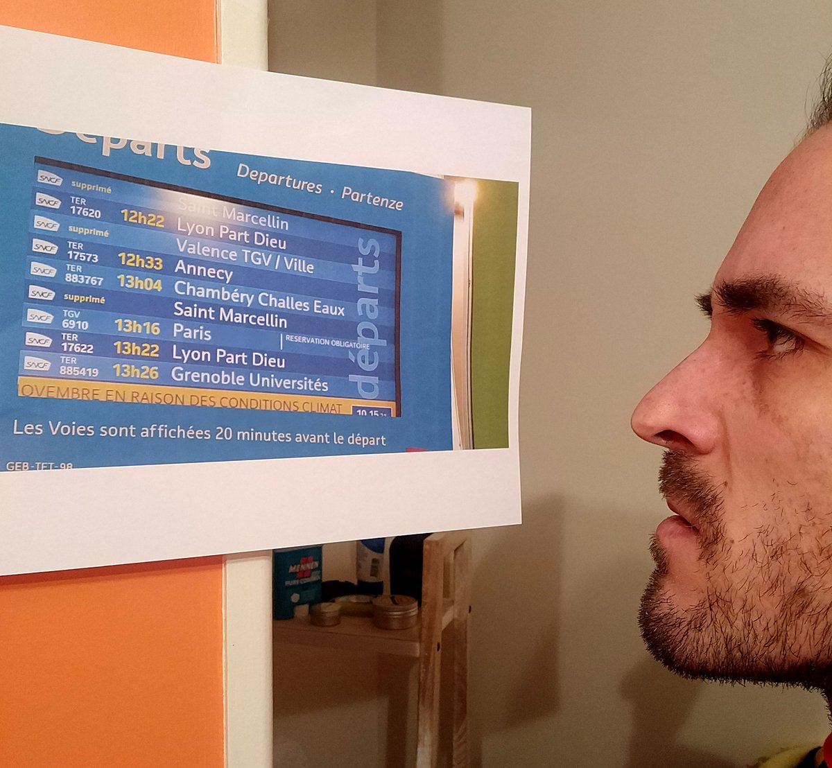 Si le monde extérieur vous manque voici mon astuce : 

là ça fait 2h que je souffle sur place en soupirant "roooh mais c'est pas vrai.." et en levant les yeux au ciel..

Ensuite je vais aller me faire un café et balancer 8€ par la fenêtre, franchement on s'y croirait !