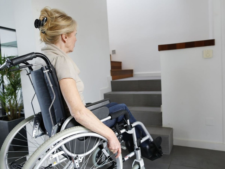 Коляска для инвалидов. Жена в инвалидном кресле. Парень в инвалидном кресле и девушка. Девушка в инвалидной коляске без ног. Жена в инвалидном кресле.