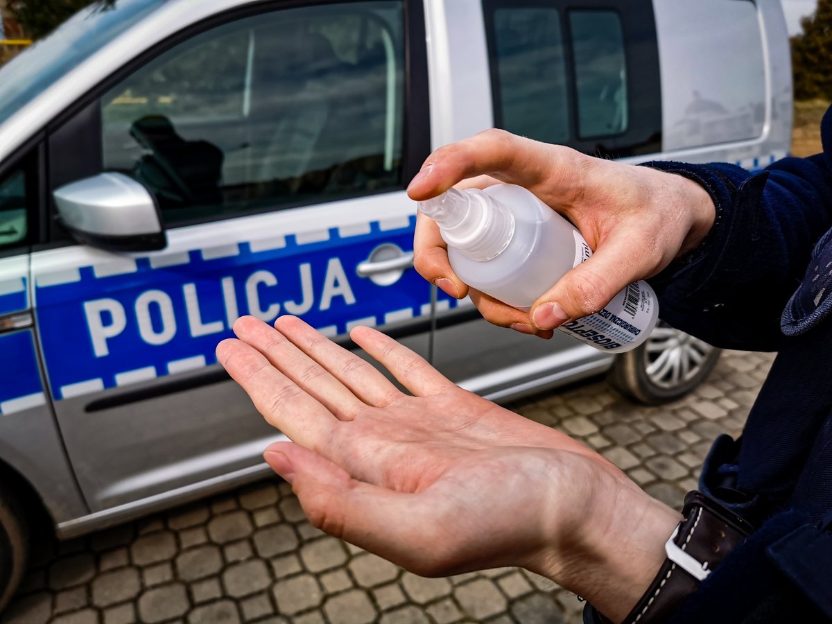 podlaskaPolicja's tweet photo. 🇵🇱👮‍♀️👮‍♂️przypominają, że zachowanie środków ostrożności to podstawa👍👍👍
#zostanwdomu - walka z #koronawirus trwa https://t.co/tmYVTtcQ9t