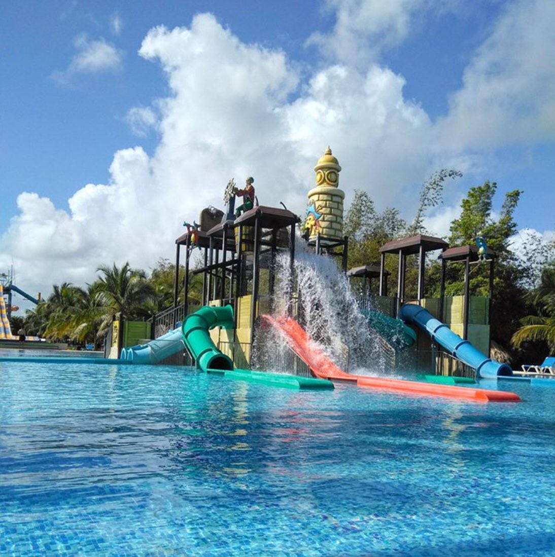 modoviernes's tweet photo. “Nuestros hoteles son muy familiares. En Punta Cana, que es nuestro fuerte, tenemos un parque acuático enorme, el mas grande de la zona, y es buenísimo porque ahí los chicos están contenidos durante todo el dia”, cuenta Georgina Caravatti de @Sirenis_Hotels https://t.co/zqqqhMDJi1