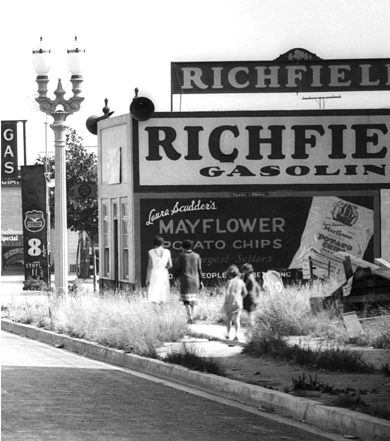 TurnbullMartin's tweet photo. In this 1931 photo of NW corner of Fairfax & Drexel the Richfield gas station was selling gas for 8Β½ cents a gallon. I thought Laura Scudder just sold peanut butter but evidently she pioneered the use of sealed bags to keep chips fresher longer. #FreshChips #LosAngelesHistory https://t.co/qzGrT3osxj