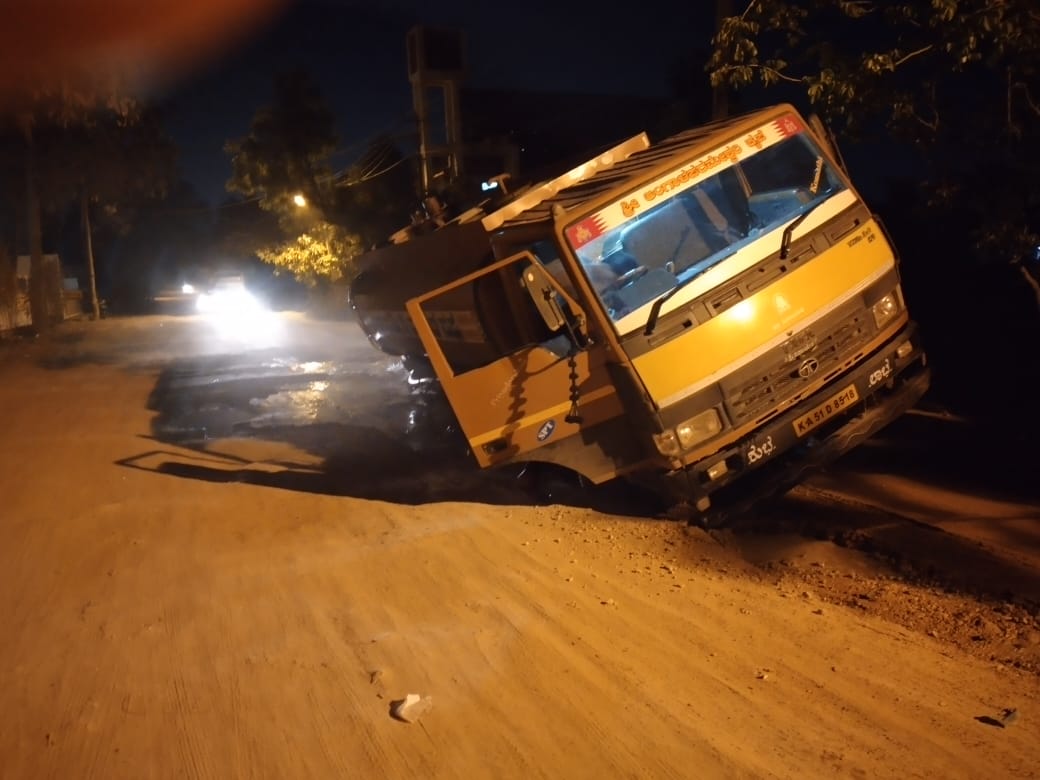 kdevforum's tweet photo. #SubhEnclave roads are caving in!
Request @BBMPCOMM @BBMPSWMSplComm @csogok & officials to act fast on list of such dangerous roads submitted to officials, as people are in danger.
@ArvindLBJP,already this priority list was provided to your offices for consideration.Pls help! https://t.co/rnChGvVeyv