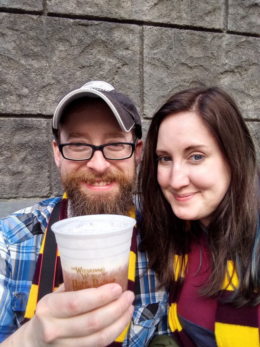 #ad You can't visit #thewizardingworldofharrypotter at <a href="/UniStudios/">Universal Studios Hollywood</a> and not get a cold glass of #butterbeer. It was sooo good. 

#universalstudioshollywood #travelblogger #anniversarytrip