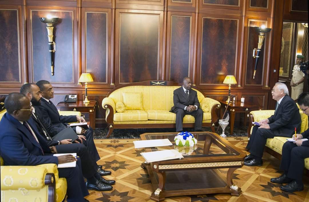 Le Président de la République, S.E. Ali Bongo Ondimba s'est entretenu, ce jour au Palais présidentiel, avec l'Ambassadeur du Japon, S.E.M. Masaaki Sato venu lui faire ses adieux. 
Occasion pour ce dernier de faire le bilan de la coopération entre le #Japon et le #Gabon.