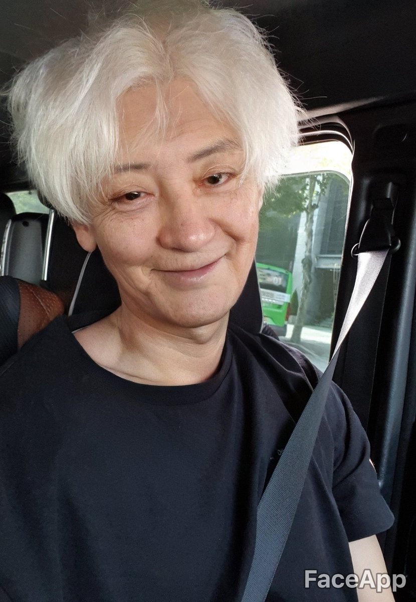 kztybyne's tweet photo. 30 Tahun Kemudian~

Cucu gw: Nek lg liatin apaan sih?

Gw: lg liatin fto seseorang yg selalu ngisi hari² nenek d waktu remaja. Gk kerasa kita sekarang udh ada d titik ini, tua muda bareng. WE ARE ONE. EXO SARANGHAJA!

Cucu gw: /bingung/ n-nek?😭

Gw: /joget obsession/

#CHANYEOL https://t.co/PhPe5haS19