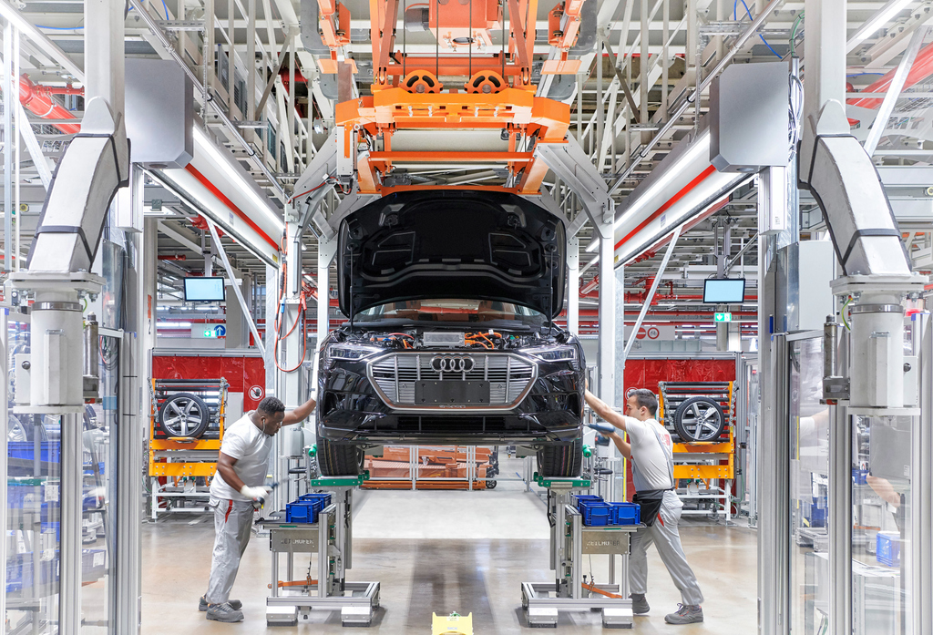 FangioBe's tweet photo. Spontane staking in Brusselse Audi-fabriek legt productie e-tron (alweer) lam - https://t.co/cAbES6raRk https://t.co/MKNuQwU3yt