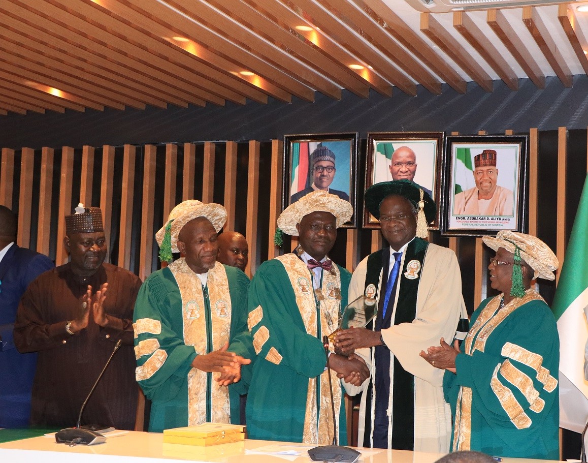 FMWNIG's tweet photo. Hon. Minister of Works and Housing, Mr Babatunde Fashola SAN received members of the Nigerian Institute of Building on Courtesy visit and Conferment as the Institute's Honorary Fellowship on Monday, 16th March, 2020, at the Hon. Minister's Conference Room, Mabushi Abuja. https://t.co/4TiJxoV2Hz