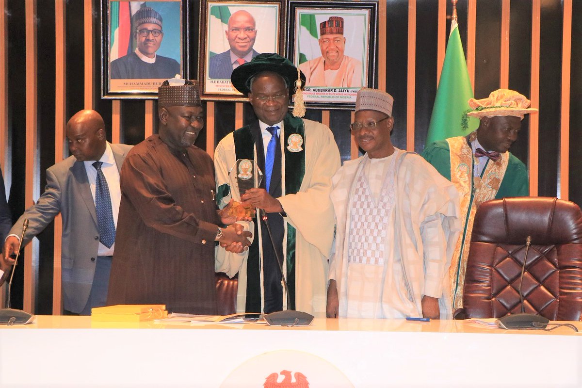 FMWNIG's tweet photo. Hon. Minister of Works and Housing, Mr Babatunde Fashola SAN received members of the Nigerian Institute of Building on Courtesy visit and Conferment as the Institute's Honorary Fellowship on Monday, 16th March, 2020, at the Hon. Minister's Conference Room, Mabushi Abuja. https://t.co/4TiJxoV2Hz