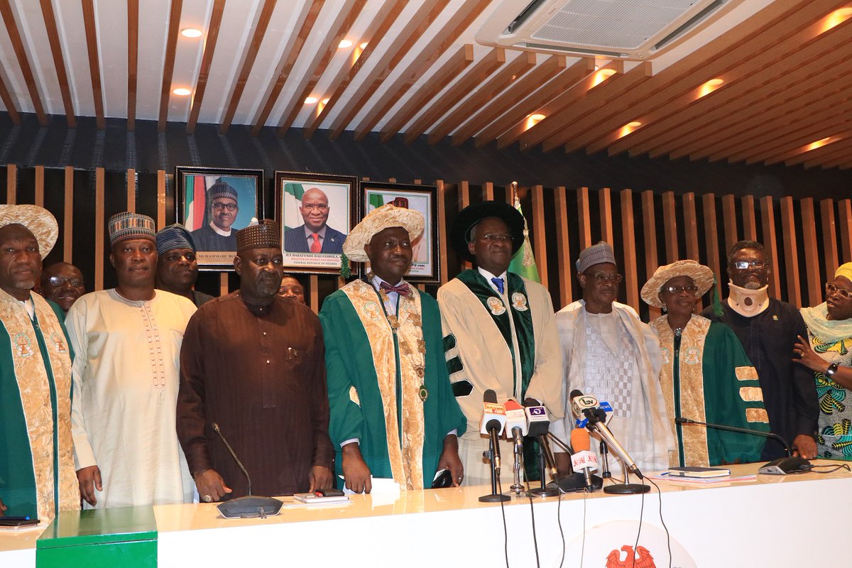 FMWNIG's tweet photo. Hon. Minister of Works and Housing, Mr Babatunde Fashola SAN received members of the Nigerian Institute of Building on Courtesy visit and Conferment as the Institute's Honorary Fellowship on Monday, 16th March, 2020, at the Hon. Minister's Conference Room, Mabushi Abuja. https://t.co/4TiJxoV2Hz