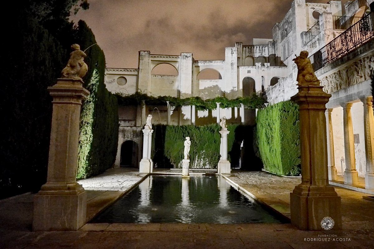 FRodriguezAcost's tweet photo. #FelizLunes  Hoy, con esta imagen nocturna del Patio de Venus. En la misma destaca la gran alberca de la que emerge una Venus Itálica que reproduce la que esculpiese el artista neoclásico italiano Antonio Canova. #QuédateEnCasa https://t.co/z6jBdh5EFU