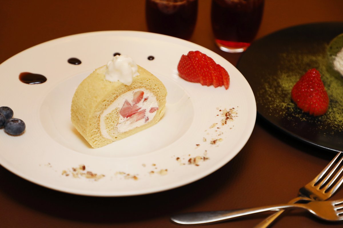 Dessert for two, please. Featuring <a href="/neocoffeebar/">NEO COFFEE BAR</a>'s seasonal Roll Cake, a light sponge cake with fresh cream and fruits.