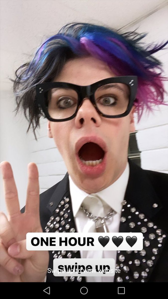 Sharon62393406's tweet photo. @yungblud your jacket 😻🖤🖤
#yunbludarmy #blackheartsclub
#theyungbludshow https://t.co/mzEcwclxQO