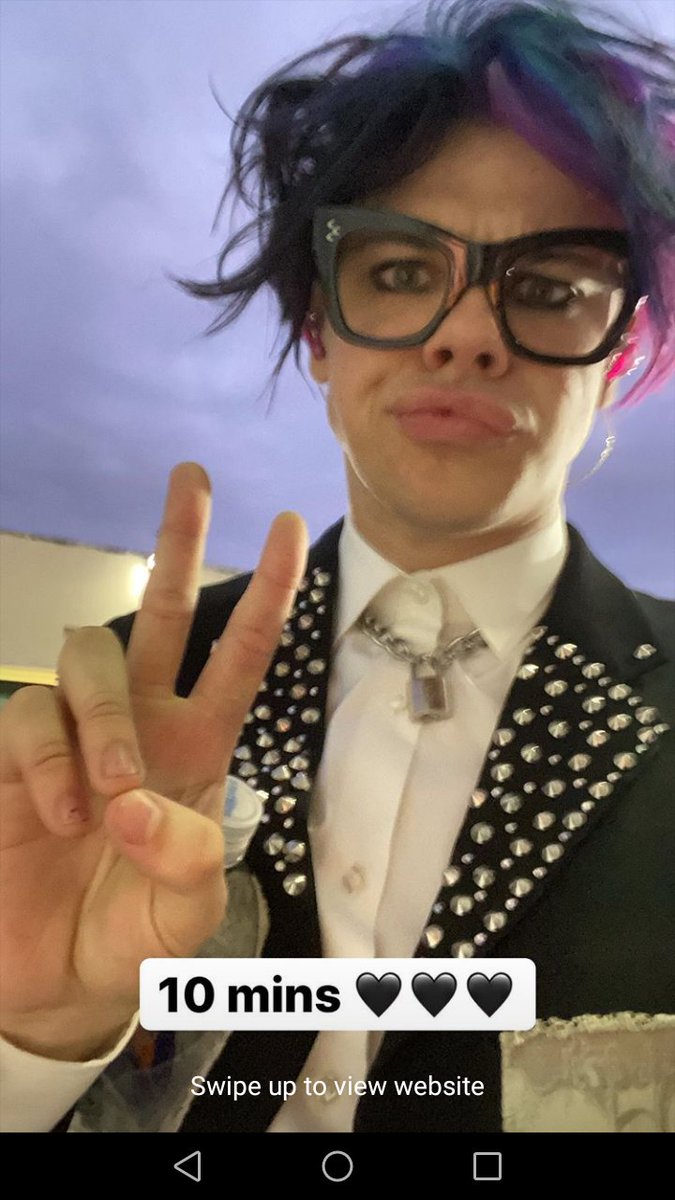 Sharon62393406's tweet photo. @yungblud 🖤���🇹🇮🇹
#yunbludarmy #blackheartsclub
#theyungbludshow 🖤 https://t.co/jbn972g80F