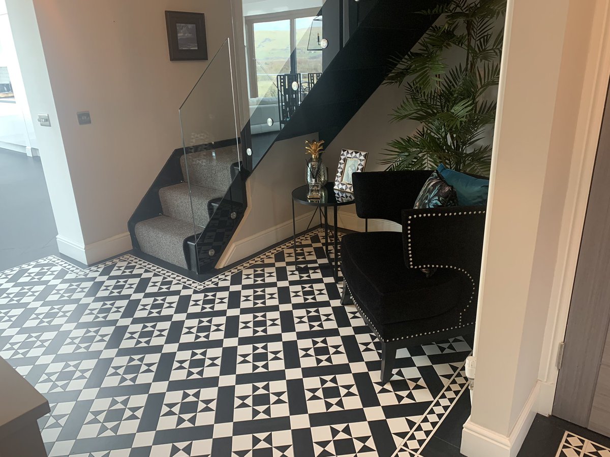 brodie_flooring's tweet photo. @AmticoFlooring #amtico #flooringglasgow #flooringstirling revisited a job we did about a year ago Amtico decor and graphite slate plank laid herringbone effect in the kitchen another delighted customer 😁😁😁 https://t.co/iBFnUysbAZ