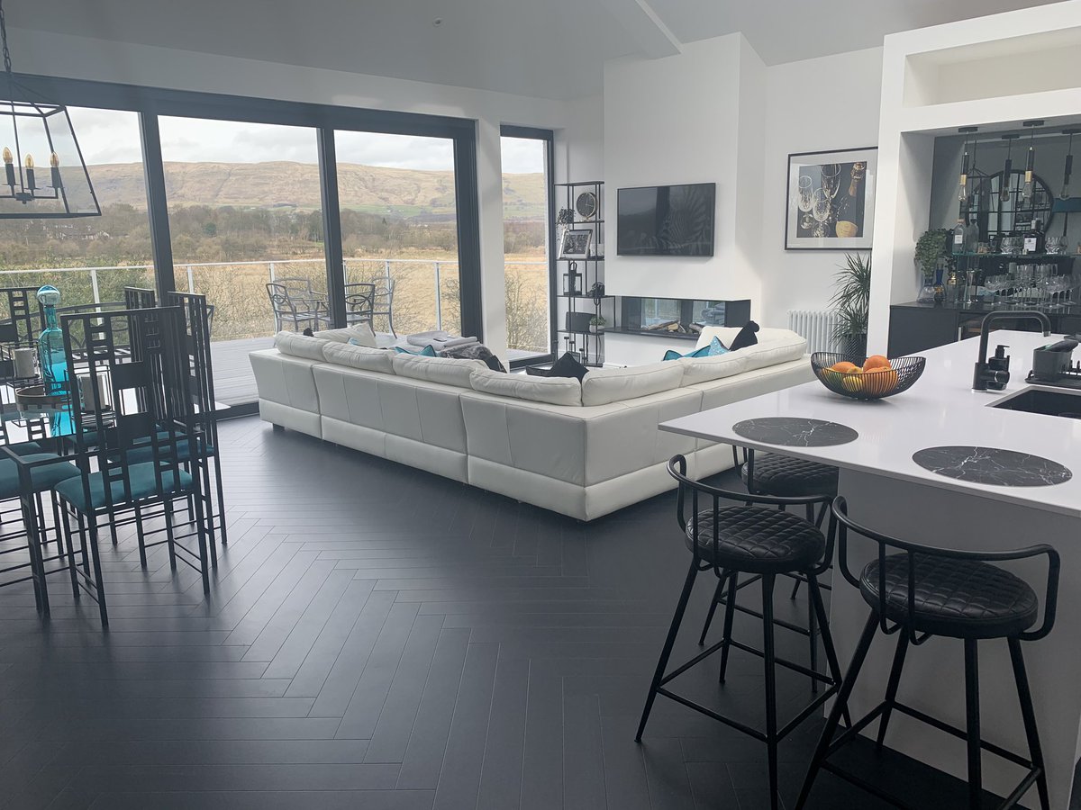 brodie_flooring's tweet photo. @AmticoFlooring #amtico #flooringglasgow #flooringstirling revisited a job we did about a year ago Amtico decor and graphite slate plank laid herringbone effect in the kitchen another delighted customer 😁😁😁 https://t.co/iBFnUysbAZ