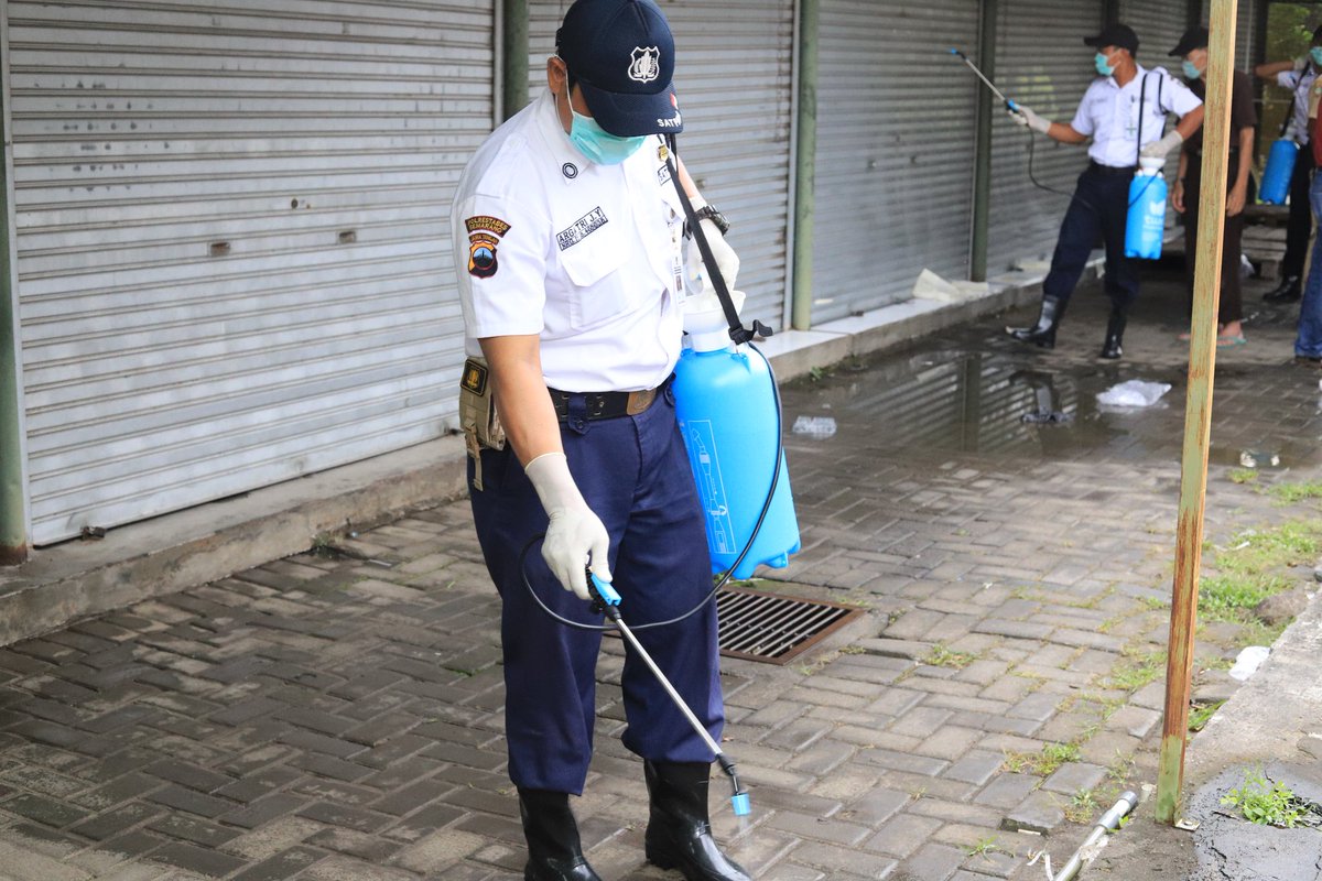 humaspemkotsolo's tweet photo. Antisipasi Virus Covid-19, Pemkot Surakarta Semprot Seluruh Pasar Tradisional Dimulai Pasar Darurat Klewer, Senin (16/3)

Disamping itu juga telah diinstruksikan seluruh pasar tradisional wajib menyediakan tempat cuci tangan di setiap pintu masuk

#humaspemkotsolo #solo3wmp https://t.co/s9oZEQiVam