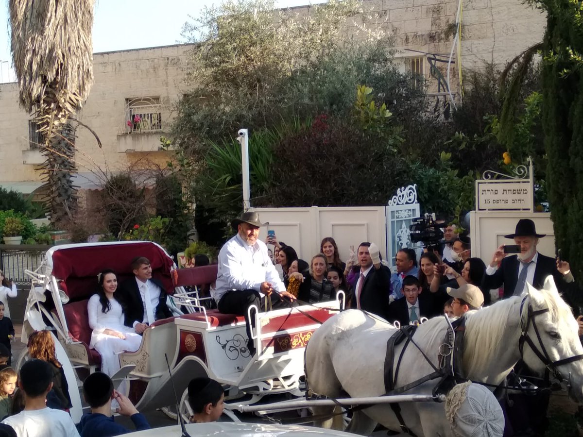 חוזרים לתקופת האבן: חתונה מקורית כעת בשכונת רמות הירושלמית