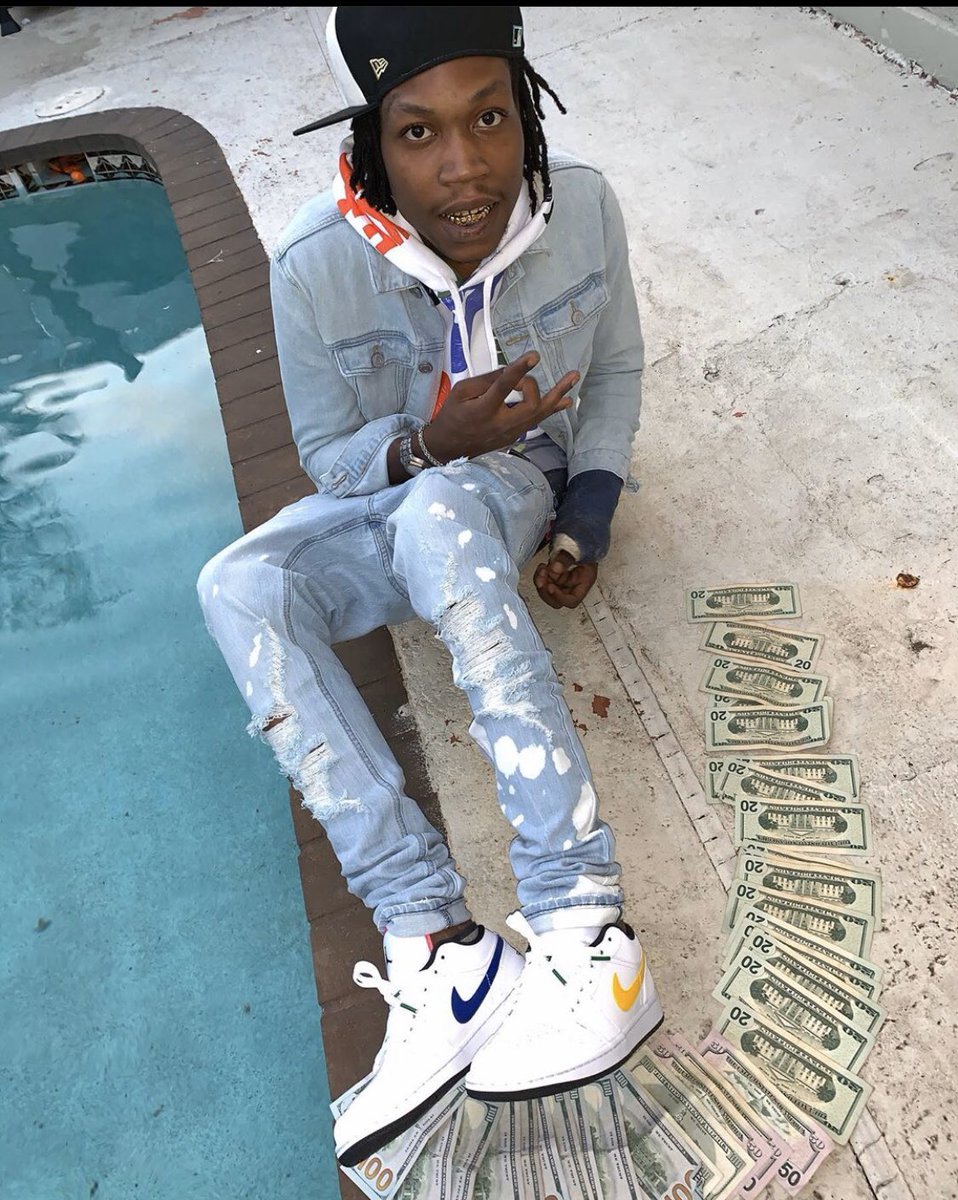 NWMCeeMurda's tweet photo. I feel like I’m the youngest flexed of all time 💰🦍💙 #murdaaceewrote OTW🗣 https://t.co/ytb0LqCv8o