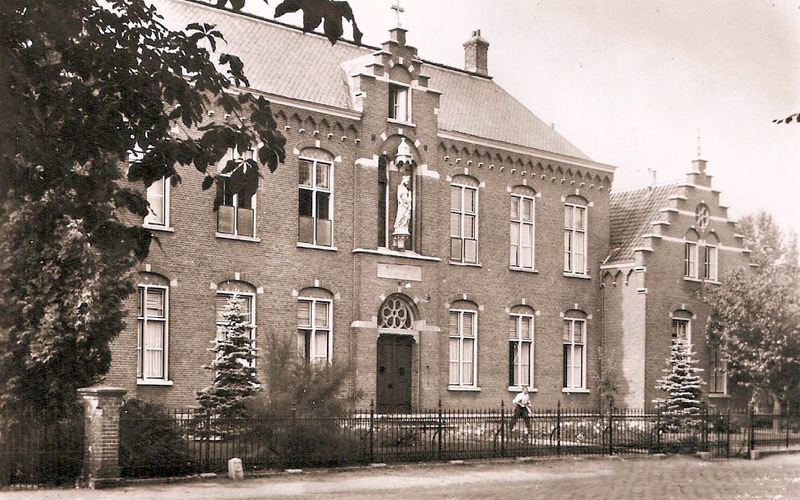 De plannen voor de vernieuwing van klooster Nuenen krijgen al aardig vorm, de eerste tekeningen werden met groot enthousiasme ontvangen!
#nuenen #herbestemming
bit.ly/2xICUZm