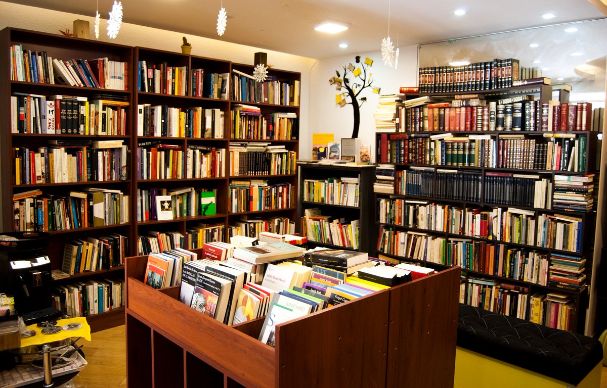 CondeMoscaLibro's tweet photo. Amigas y amigos lectores, ponemos a su disposición una lista de más de 1000 títulos de nuestra librería. Los envíos, si vives en Quito, corren por nuestra cuenta.
Ponte Mosca y consúltanos.
En este link accede a nuestro catálogo:
https://t.co/VR7hlSa5MQ
#Quito 
#FelizLunes https://t.co/nFvgyJY1k5