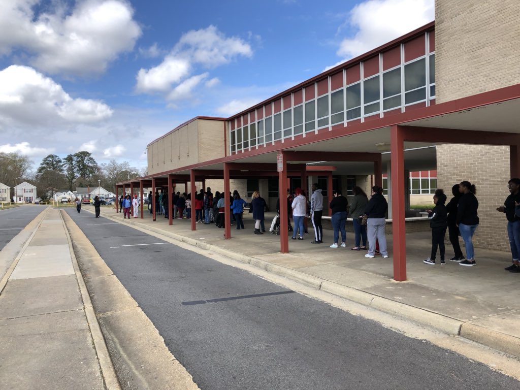 WarwickRaiders's tweet photo. ChromeBook Distribution Center...WarwickHS Let’s Go Warwick #CopelandCrew #MakingLearningPossible https://t.co/l5OIedZ8Qs