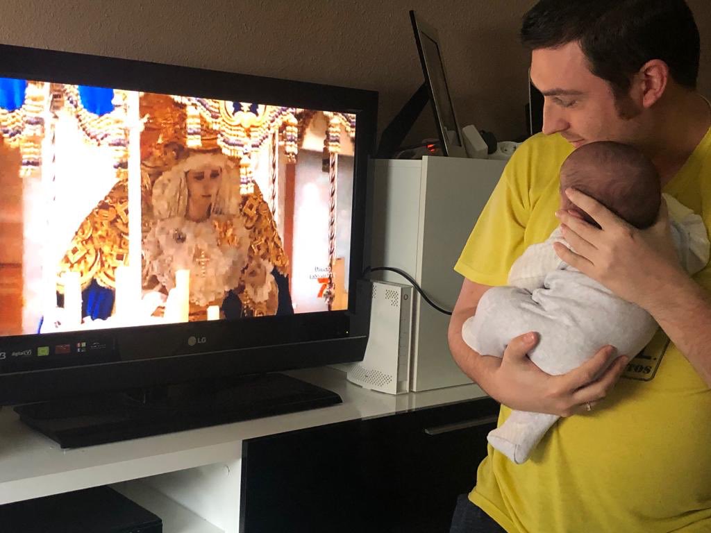jl_cano85's tweet photo. Mi Carla tenía que conocer a nuestra Virgen del Carmen de @Hdad_del_Carmen ya que este año será diferente... El Señor te da Paz, pero ella te da vida... Yo me entiendo...

#NosQuedamosEnCasa
#TeConoceráEnNoviembre https://t.co/W4nwQCUa0H