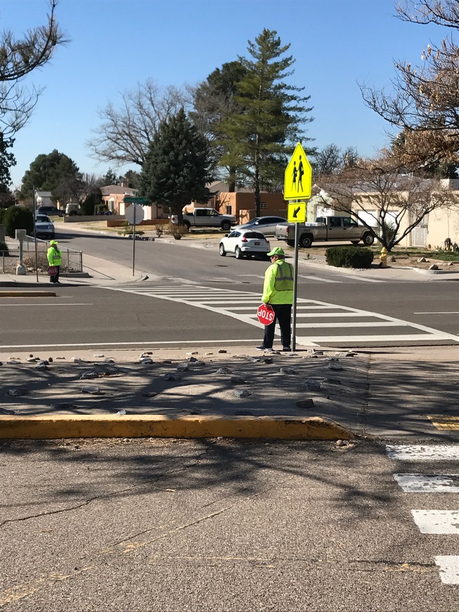 Come and eat! Grab and go breakfast and lunch at Mitchell! Thanks to <a href="/cabq/">City of Albuquerque</a> for the crossing guards.  Slow down for our kids that are walking to get food! <a href="/MayorKeller/">Mayor Tim Keller</a> @chris_zone4 @APSLZ4 <a href="/ABQschools/">Albuquerque Public Schools</a>