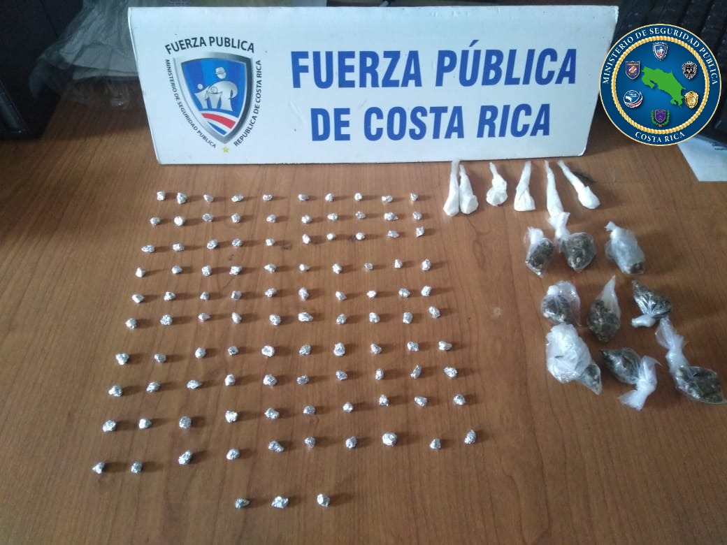 fuerzapublicaCR's tweet photo. La lucha contra el microtráfico es muy importante. Drogas que no llegan a nuestra juventud. En #Guacimo de #Limón, la @fuerzapublicaCR decomisó dosis de cocaína, de crack y de marihuana a presuntos traficantes locales. https://t.co/Pe7RW84mP5