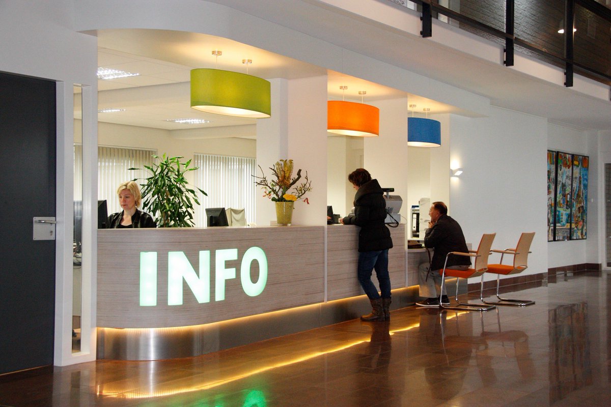 U kunt alleen op afspraak terecht bij ons Klantcontactcentrum. Maak daarom van te voren een afspraak. Dat kan eenvoudig via onze website westmaasenwaal.nl/contact Of bel met 14 0487. Betalen aan de balie? Graag zoveel mogelijk met de PIN!