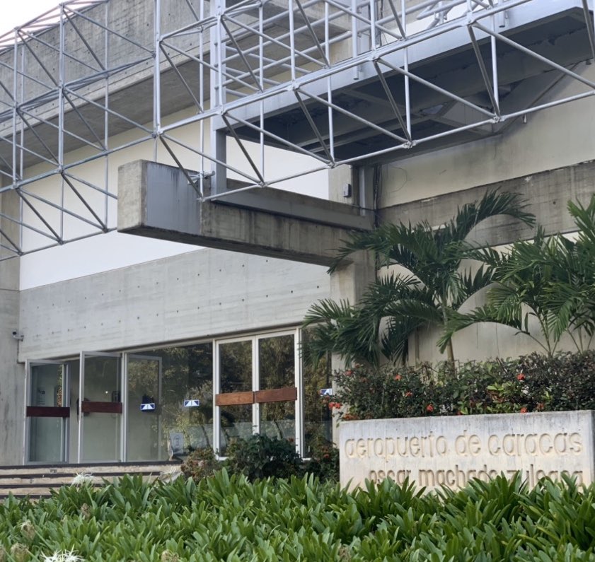 baer_ve's tweet photo. #ReporteBAER | #EnAlerta ¡PRECAUCIÓN! Mantenemos las medidas de salud y prevención en el Aeropuerto Caracas del estado Miranda ✈️ ¡Importante el uso de mascarillas tapaboca en los espacios públicos de ser necesario, el salir de casa! #CuarentenaColectivaSocial #QuedateEnCasa https://t.co/TCN2a2uVqf