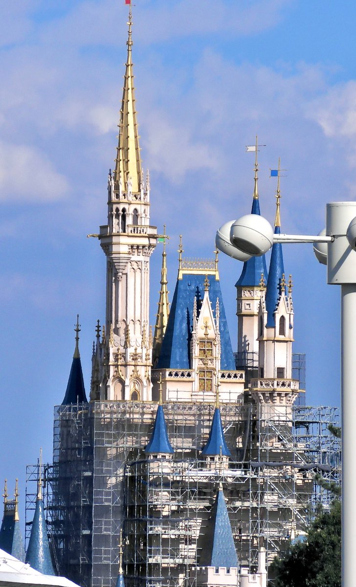 Wd23 休園25日目 3 19撮影のシンデレラ城 遠目の写真は投稿されている方が多いので拡大した写真も 日の当たり方によっては色合いはかわってきますが遠くから見てると若干ですが明るくなっている印象 あとは下部分に足場つけて残りの色塗り