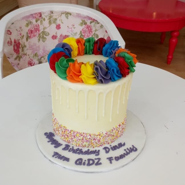 spontiphoria's tweet photo. This was a special #cake cake for an amazing person @dinabutti. @qidz_uae arranged for her and we designed it complimenting her #fun fun personality. 
#HappyBirthday Dina in #Dubai https://t.co/szXR7lcZVA