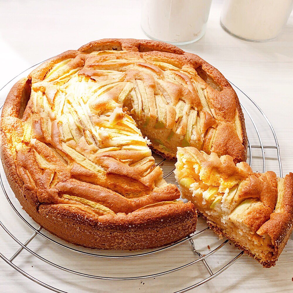 cioccolata_c's tweet photo. #iorestoacasa , ma ho solo degli albumi e qualche mela? Ecco la #torta giusta!😋 La ricetta è qui ➡️ https://t.co/AeQo5sGDvT https://t.co/Xvy0kfhKI4